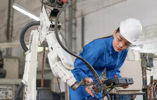 Kỹ thuật viên làm việc với máy công nghiệp